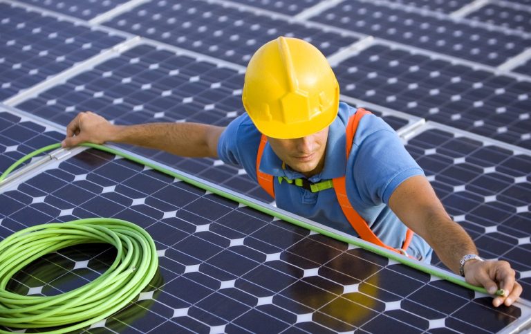 Umsetzung von Sonnenkraftwerk-Projekten - Photovoltaikanlagen mit oder ohne Stromspeicher (Solaranlage, PV-Anlage, Fotovoltaik).